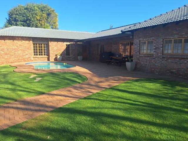 6 Bedroom House in Flamwood