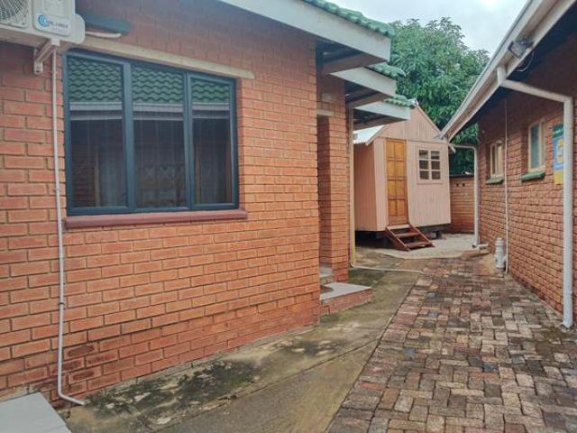 6 Bedroom House in Flora Park