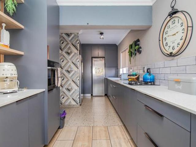 6 Bedroom House in Kosmos Ridge