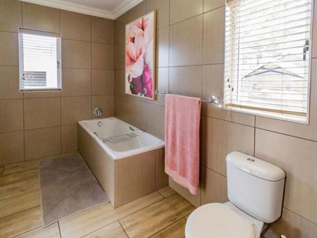 6 Bedroom House in Kosmos Ridge