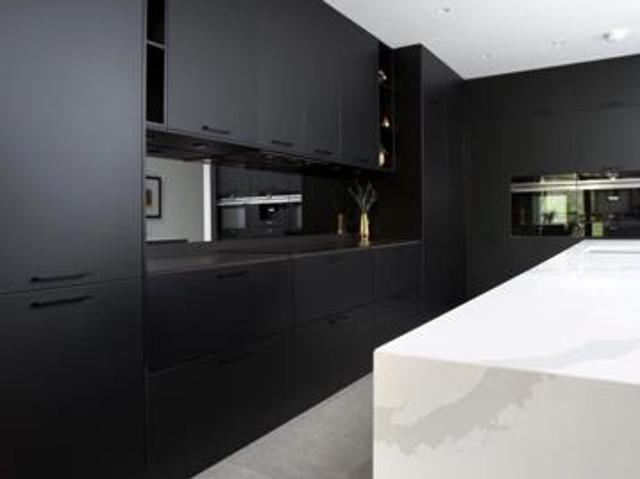 6 Bedroom House in Kosmos Ridge