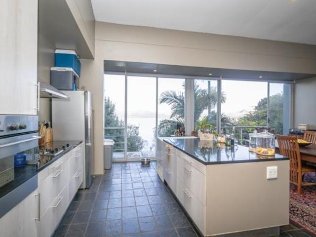 6 Bedroom House in Kosmos