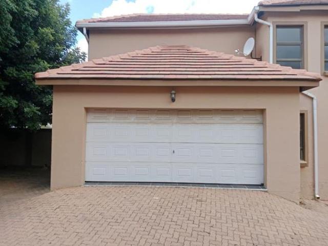 6 Bedroom House in Kosmosdal