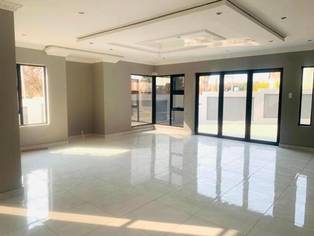 6 Bedroom House in Kosmosdal