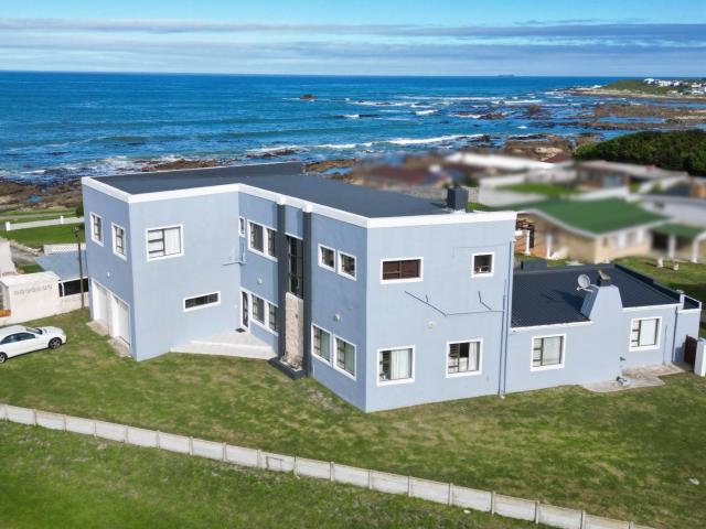 6 Bedroom House in Kleinbaai