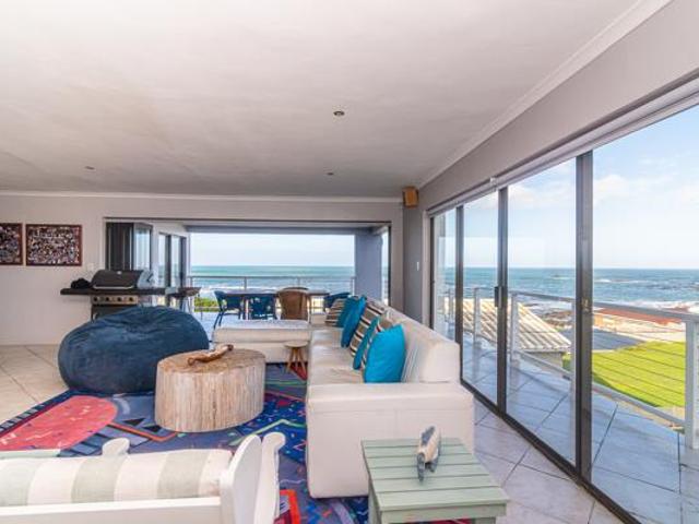 6 Bedroom House in Kleinbaai