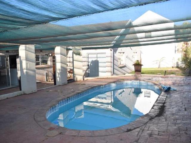 6 Bedroom House in Kleinkoornhuis