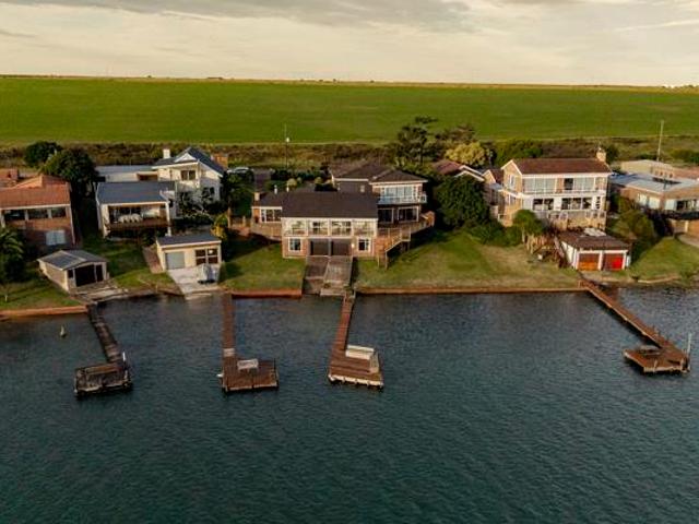 6 Bedroom House in Kromme River