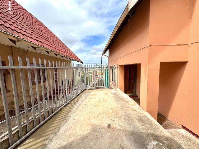 6 Bedroom House in Kwamagxaki
