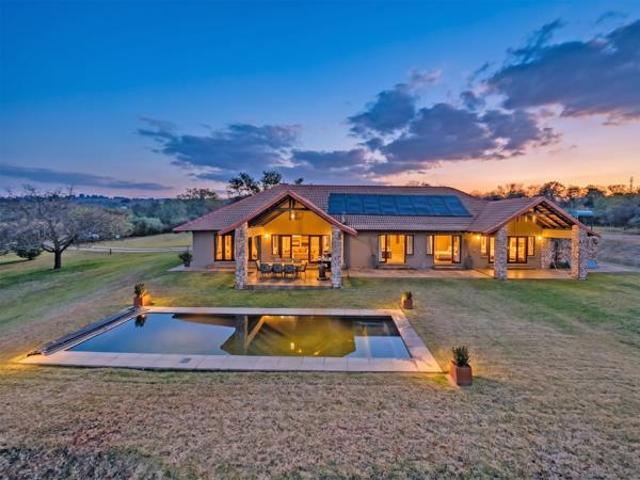 6 Bedroom House in Honingklip AH