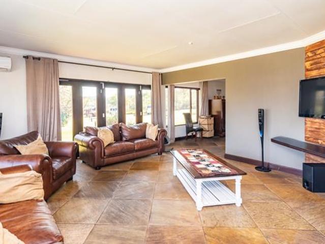 6 Bedroom House in Honingklip AH