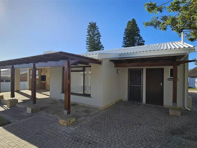 6 Bedroom House in Hartenbos