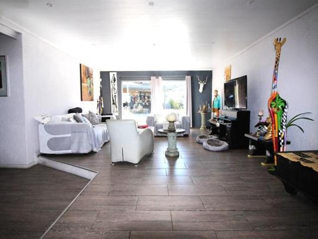 6 Bedroom House in Heuwelsig