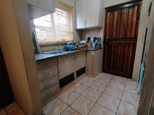 6 Bedroom House in Heather Park