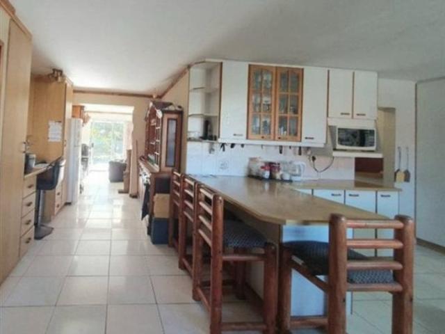 6 Bedroom House in Hersham