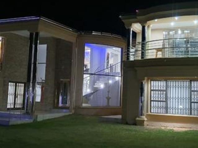 6 Bedroom House in Hillshaven
