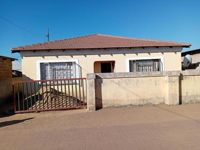 6 Bedroom House in Hlalanikahle