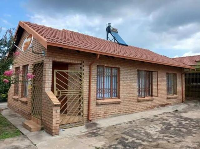 6 Bedroom House in Ivy Park