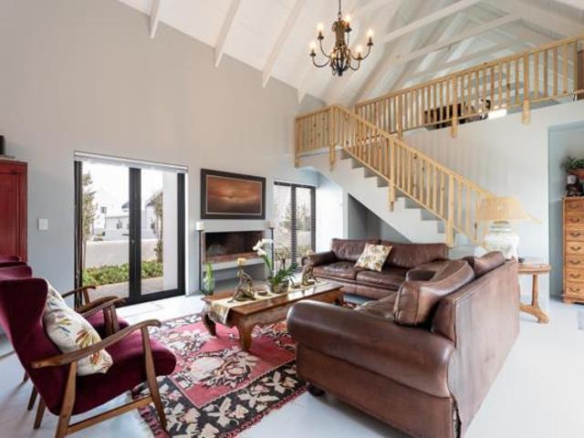 6 Bedroom House in Jacobs Bay