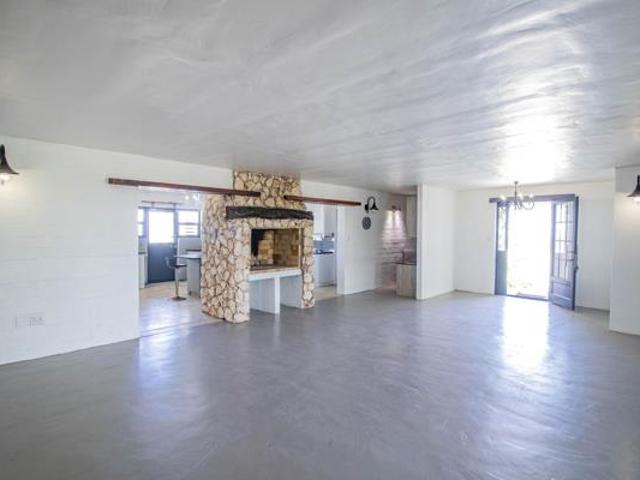 6 Bedroom House in Jacobs Bay
