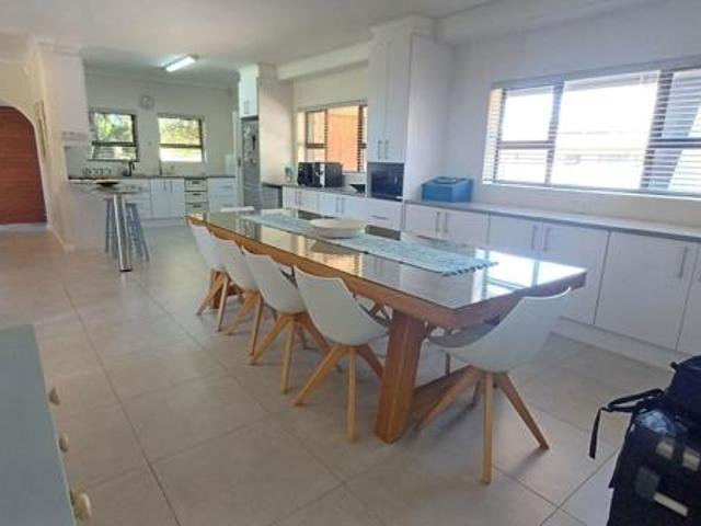 6 Bedroom House in Jeffreys Bay Central
