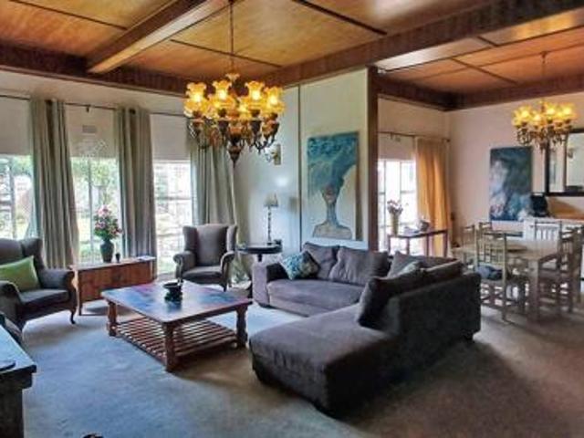 6 Bedroom House in Jim Fouche Park
