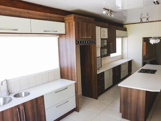 6 Bedroom House in Jim Fouche Park
