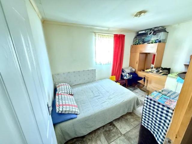 6 Bedroom House in Lotus River