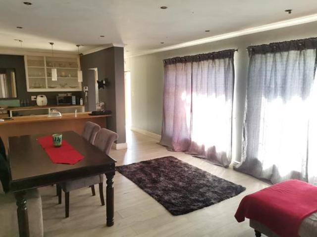 6 Bedroom House in Lotus River