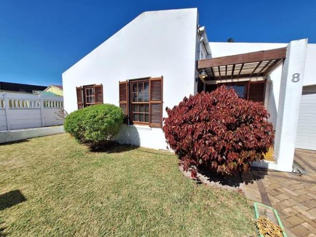 6 Bedroom House in Lotus River