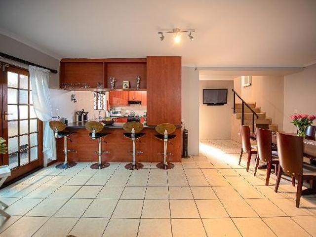 6 Bedroom House in Lotus River