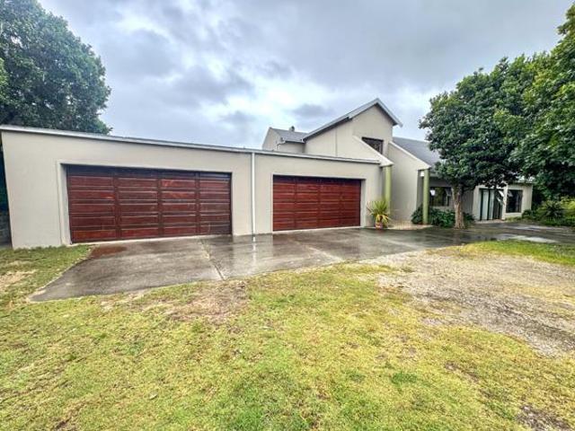 6 Bedroom House in Lovemore Park