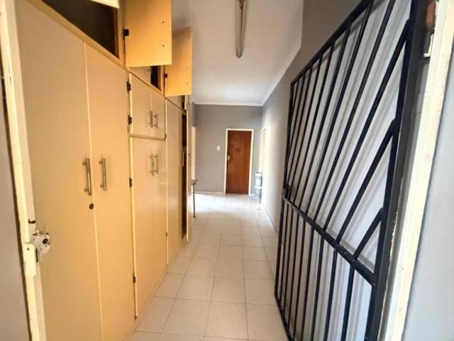 6 Bedroom House in Laudium