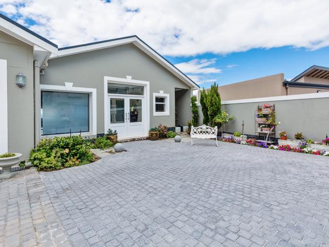 6 Bedroom House in Lakeside