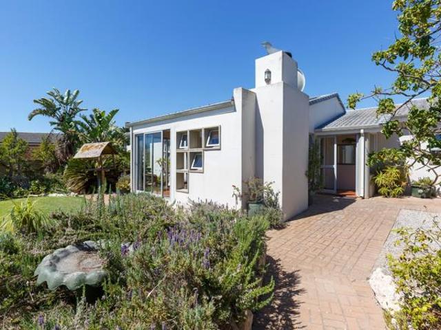 6 Bedroom House in Langebaan Central