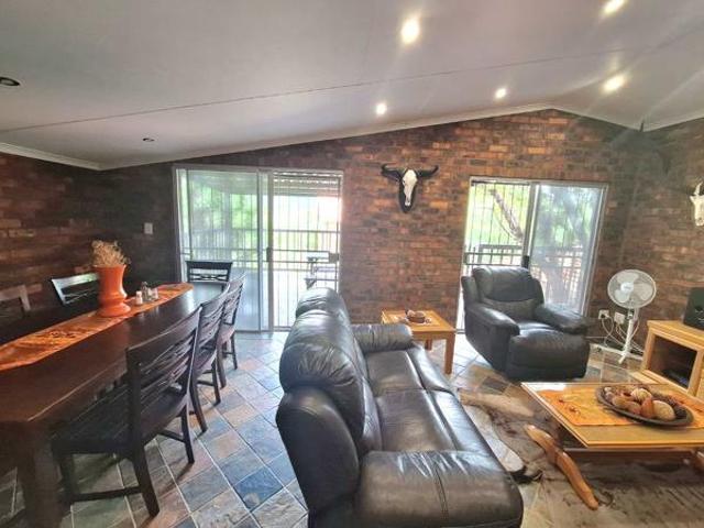6 Bedroom House in Leeupoort