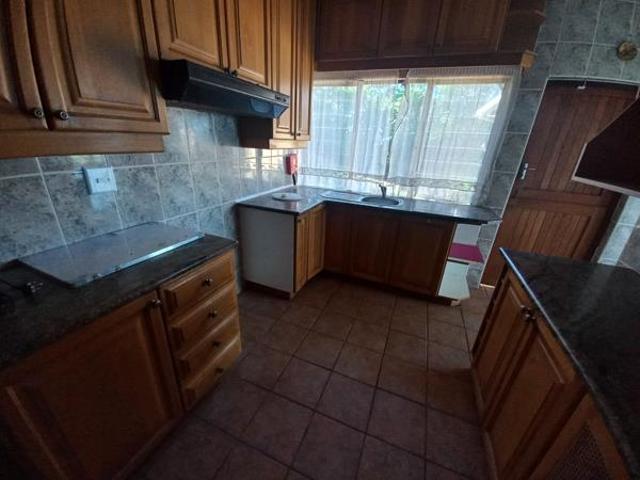 6 Bedroom House in Leisure Bay
