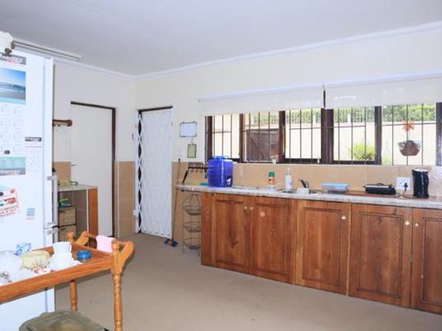 6 Bedroom House in Leisure Bay