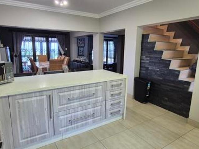 6 Bedroom House in Leisure Bay
