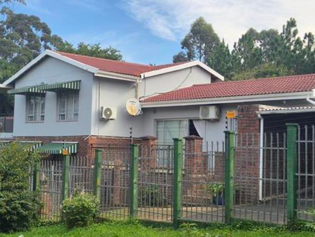 6 Bedroom House in Leisure Bay