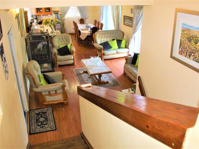 6 Bedroom House in Leisure Bay