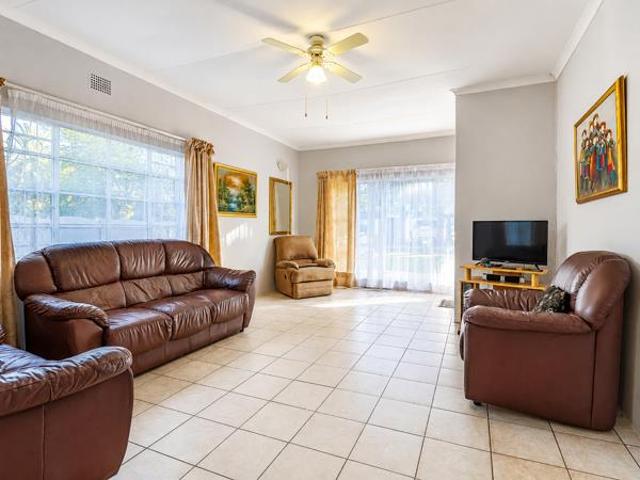 6 Bedroom House in Lyttelton Manor