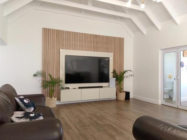 6 Bedroom House in Malmesbury