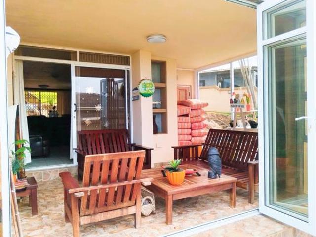 6 Bedroom House in Manaba Beach