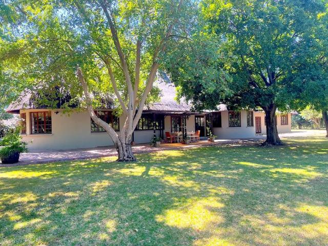 6 Bedroom House in Marlbank