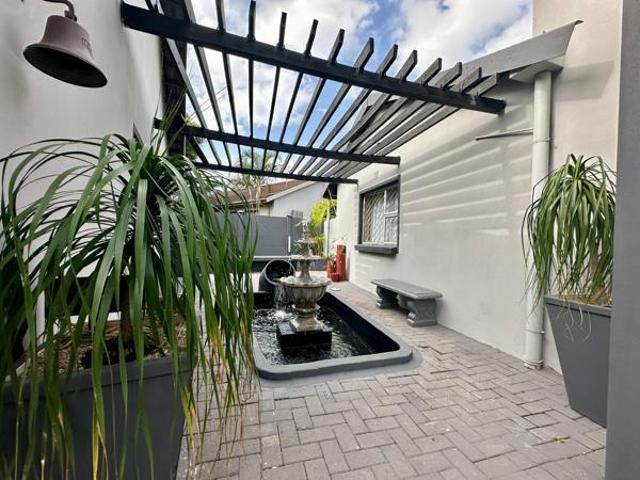 6 Bedroom House in Meer En See