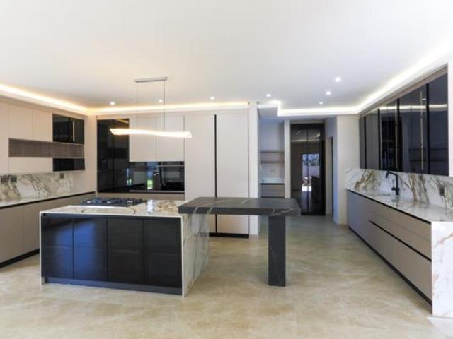 6 Bedroom House in Midstream Ridge
