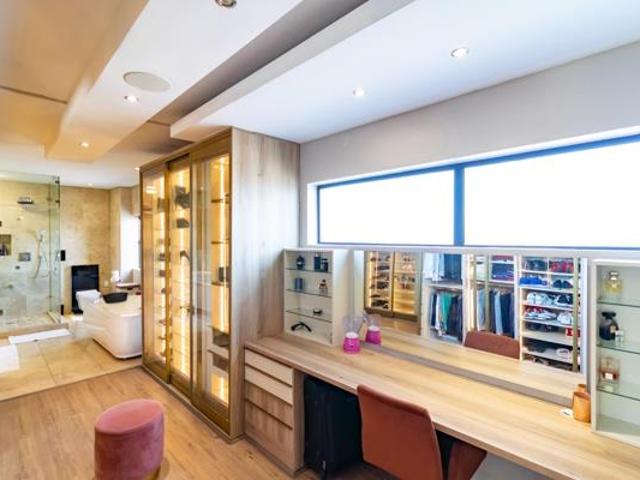 6 Bedroom House in Midstream Ridge