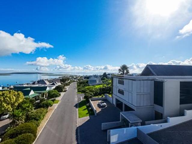 6 Bedroom House in Myburgh Park