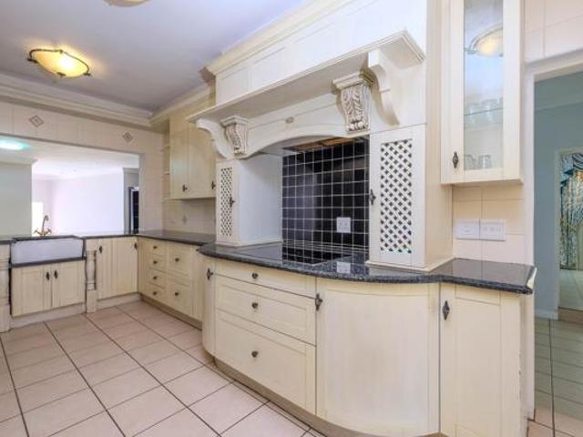 6 Bedroom House in Noordheuwel